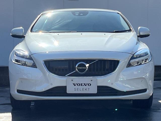 Ｖ４０ Ｄ４　モメンタム　純正ナビ　アダプティブクルーズコントロール　バックカメラ　パワーシート　純正革巻きステアリング　ステアリングスイッチ　禁煙車　純正１７インチアルミホイール　インテリセーフ　ＥＴＣ（16枚目）