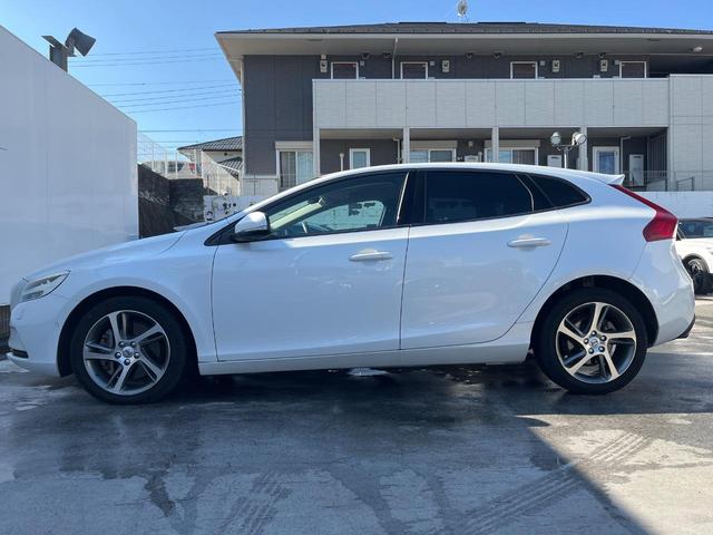 Ｖ４０ Ｄ４　モメンタム　純正ナビ　アダプティブクルーズコントロール　バックカメラ　パワーシート　純正革巻きステアリング　ステアリングスイッチ　禁煙車　純正１７インチアルミホイール　インテリセーフ　ＥＴＣ（18枚目）
