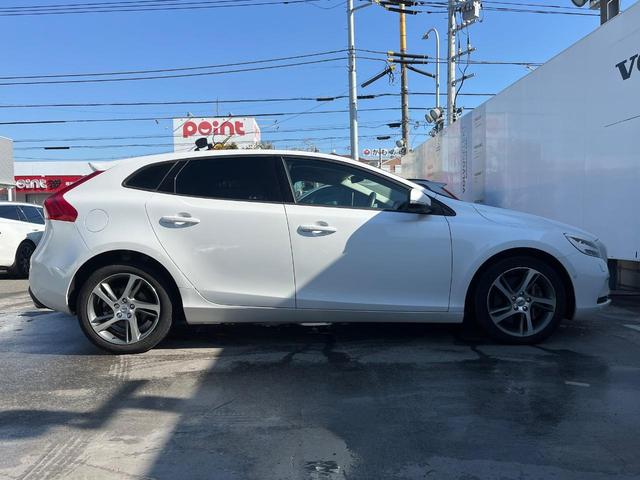 Ｖ４０ Ｄ４　モメンタム　純正ナビ　アダプティブクルーズコントロール　バックカメラ　パワーシート　純正革巻きステアリング　ステアリングスイッチ　禁煙車　純正１７インチアルミホイール　インテリセーフ　ＥＴＣ（19枚目）
