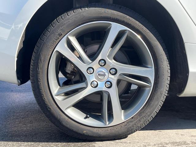 Ｖ４０ Ｄ４　モメンタム　純正ナビ　アダプティブクルーズコントロール　バックカメラ　パワーシート　純正革巻きステアリング　ステアリングスイッチ　禁煙車　純正１７インチアルミホイール　インテリセーフ　ＥＴＣ（26枚目）