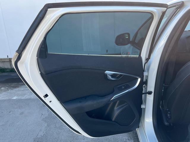 Ｖ４０ Ｄ４　モメンタム　純正ナビ　アダプティブクルーズコントロール　バックカメラ　パワーシート　純正革巻きステアリング　ステアリングスイッチ　禁煙車　純正１７インチアルミホイール　インテリセーフ　ＥＴＣ（60枚目）