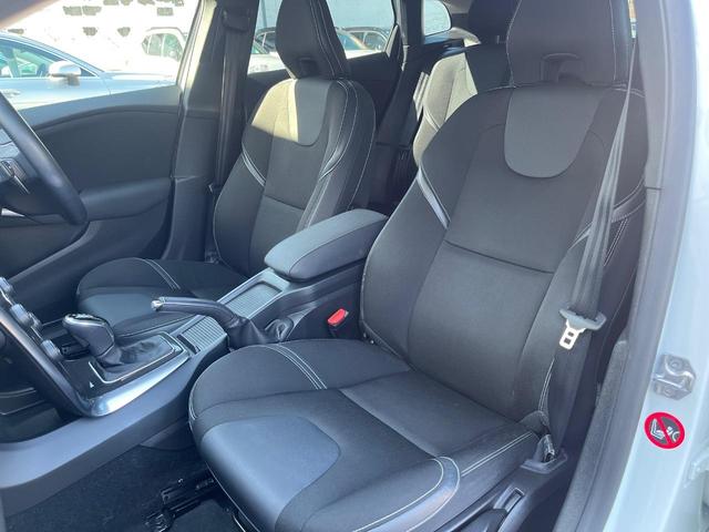 Ｖ４０ Ｄ４　モメンタム　純正ナビ　アダプティブクルーズコントロール　バックカメラ　パワーシート　純正革巻きステアリング　ステアリングスイッチ　禁煙車　純正１７インチアルミホイール　インテリセーフ　ＥＴＣ（62枚目）