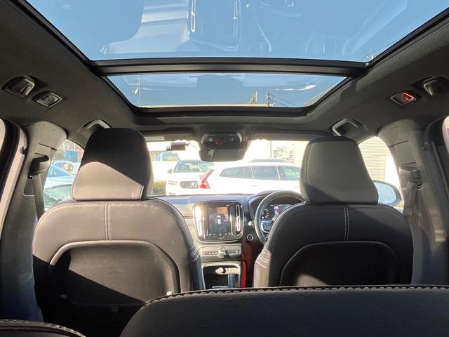 XC40 T4 AWD Rデザイン サンルーフ グレード専用シート インテリセーフ 衝突被害軽減ブレーキ シートヒーター パワーシート パワーバックドア LEDヘッドライト 360°ビューカメラ 禁煙車 レーダークルーズ(5枚目)