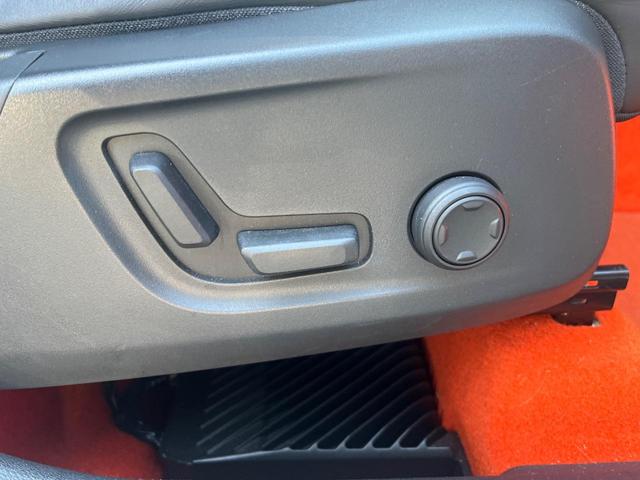 XC40 T4 AWD Rデザイン サンルーフ グレード専用シート インテリセーフ 衝突被害軽減ブレーキ シートヒーター パワーシート パワーバックドア LEDヘッドライト 360°ビューカメラ 禁煙車 レーダークルーズ(8枚目)