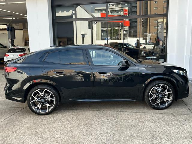 Ｘ２ ｘＤｒｉｖｅ　２０ｉ　Ｍスポーツハイラインパッケージ　認定中古車　オイスターレザーＰシート　パノラマサンルーフ　シートヒーターステリングヒーター　オートトランク　ＬＥＤ　トップビューカメラ　ｈａｒｍａｎｋａｒｄｏｎ　カーブドＤ　デモカー　禁煙　　２年保証（6枚目）