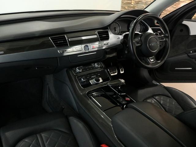 Ｓ８ ベースグレード　Ｖ８ターボ　後期型　右Ｈ正規Ｄ車　ガラスＳＲ　黒革　シートヒーター＆ベンチレーター　４ゾーンＡＣ　ＭＭＩナビ　ＢＯＳＥサウンド　全周カメラ＆パークアシスト　ＡＣＣ　サイド＆レーンアシスト　マトリクスＬＥＤ　電動トランク　純正２１ＡＷ（8枚目）