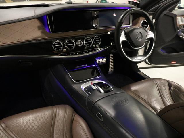 Ｓクラス Ｓ６３　ＡＭＧロング　ＡＭＧダイナミック＆ショーファーＰＫＧ　パノラマＳＲ　茶革　全席シートヒーター＆ベンチレーター　純正ナビ　Ｂｕｒｍｅｓｔｅｒ＆リアエンターテイメント　全周Ｃ＆ＰＴＳ　ＨＵＤ＆ＲＳＰ　ナイトビュー　社外可変マフラー　赤キャリパー　専用２１ＡＷ（3枚目）