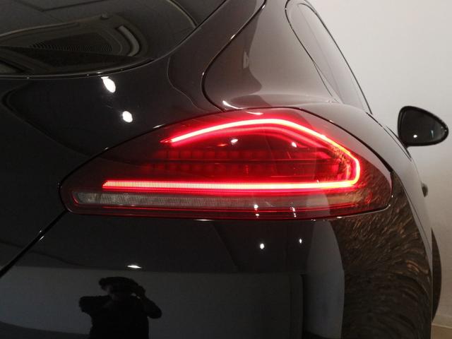 パナメーラ ＧＴＳ　Ｖ８　後期最終　右Ｈ正規Ｄ車　スポーツクロノＰＫＧ　黒／赤ツートンレザーインテリア　シートヒーター＆ベンチレーター　カーボンインテリア　ナビ地　ＢＯＳＥ　全周Ｃ＆ＰＡＳ　エントリーＤ　電動Ｒゲート　ＰＡＳＭエアサス　スポエグ　赤キャリパー　純正２０ＡＷ（4枚目）