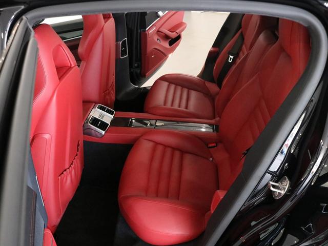 パナメーラ ＧＴＳ　Ｖ８　後期最終　右Ｈ正規Ｄ車　スポーツクロノＰＫＧ　黒／赤ツートンレザーインテリア　シートヒーター＆ベンチレーター　カーボンインテリア　ナビ地　ＢＯＳＥ　全周Ｃ＆ＰＡＳ　エントリーＤ　電動Ｒゲート　ＰＡＳＭエアサス　スポエグ　赤キャリパー　純正２０ＡＷ（17枚目）