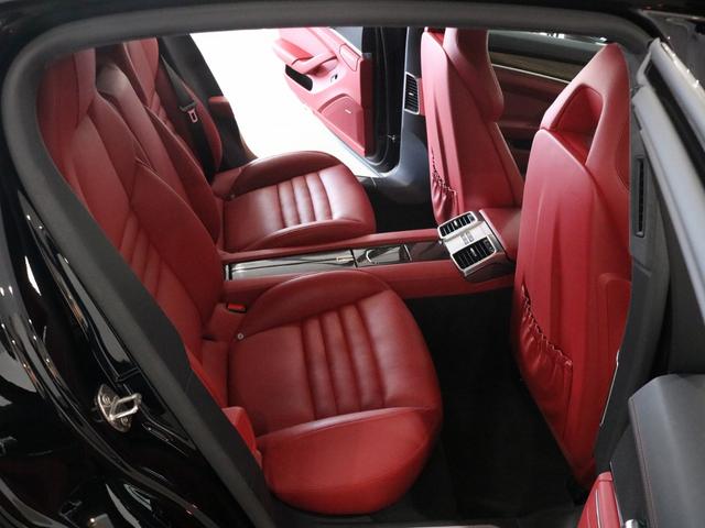 パナメーラ ＧＴＳ　Ｖ８　後期最終　右Ｈ正規Ｄ車　スポーツクロノＰＫＧ　黒／赤ツートンレザーインテリア　シートヒーター＆ベンチレーター　カーボンインテリア　ナビ地　ＢＯＳＥ　全周Ｃ＆ＰＡＳ　エントリーＤ　電動Ｒゲート　ＰＡＳＭエアサス　スポエグ　赤キャリパー　純正２０ＡＷ（18枚目）