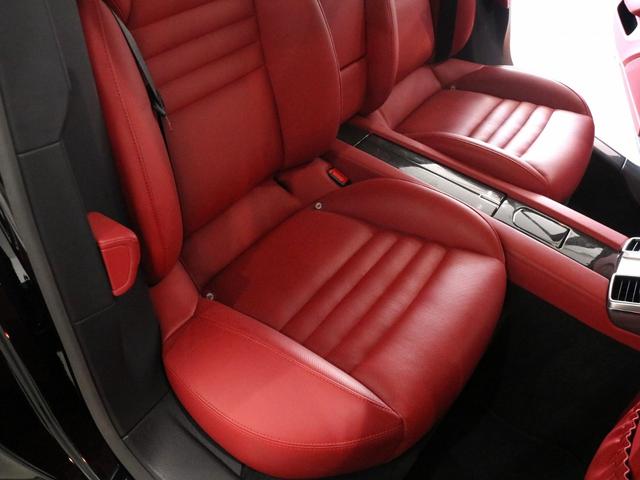 パナメーラ ＧＴＳ　Ｖ８　後期最終　右Ｈ正規Ｄ車　スポーツクロノＰＫＧ　黒／赤ツートンレザーインテリア　シートヒーター＆ベンチレーター　カーボンインテリア　ナビ地　ＢＯＳＥ　全周Ｃ＆ＰＡＳ　エントリーＤ　電動Ｒゲート　ＰＡＳＭエアサス　スポエグ　赤キャリパー　純正２０ＡＷ（27枚目）