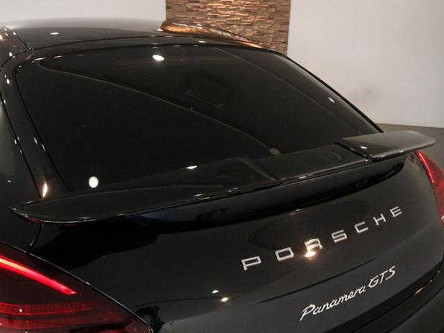 パナメーラ ＧＴＳ　Ｖ８　後期最終　右Ｈ正規Ｄ車　スポーツクロノＰＫＧ　黒／赤ツートンレザーインテリア　シートヒーター＆ベンチレーター　カーボンインテリア　ナビ地　ＢＯＳＥ　全周Ｃ＆ＰＡＳ　エントリーＤ　電動Ｒゲート　ＰＡＳＭエアサス　スポエグ　赤キャリパー　純正２０ＡＷ（38枚目）