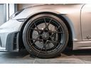 センターロック機構を備えたRSホイールは、サーキット直系のディテール。カーボンセラミックブレーキと組み合わさることで、極限の制動力と耐久性を実現しています。