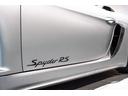 “Spyder RS”のロゴは、このモデルの存在意義そのもの。軽量化とピュアドライビングを極めた証として、さりげなくも誇らしげに輝きます。見るたびに所有する歓びを実感できるディテールです。