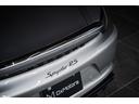 トランクリッドに刻まれた“Spyder RS”ロゴ。カーボンリップが、控えめながら確かな主張を見せます。