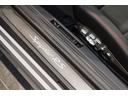 “Spyder RS”のカーボンシルプレート。乗り込む瞬間に視界へ飛び込むこの文字が、毎回のドライブを特別な瞬間に変えてくれます。