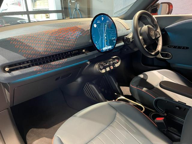 ＭＩＮＩ エースマンＳＥ　フェイバリット・トリム　認定中古車　２年保証　フェイバードトリム　ヘッドアップディスプレイ　１９インチＡＷ　Ｈａｒｍａｎ／Ｋａｒｄｏｎ　アクティブクルーズコントロール　全周囲カメラ　衝突軽減　車線逸脱　ステアリングヒーター（4枚目）