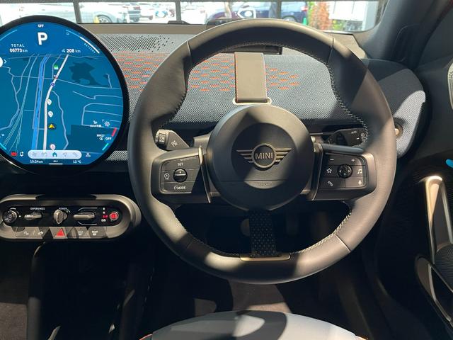 ＭＩＮＩ エースマンＳＥ　フェイバリット・トリム　認定中古車　２年保証　フェイバードトリム　ヘッドアップディスプレイ　１９インチＡＷ　Ｈａｒｍａｎ／Ｋａｒｄｏｎ　アクティブクルーズコントロール　全周囲カメラ　衝突軽減　車線逸脱　ステアリングヒーター（10枚目）