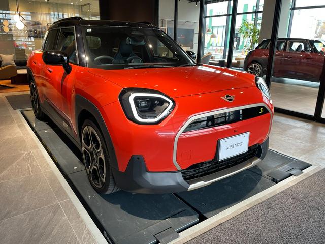 ＭＩＮＩ エースマンＳＥ　フェイバリット・トリム　認定中古車　２年保証　フェイバードトリム　ヘッドアップディスプレイ　１９インチＡＷ　Ｈａｒｍａｎ／Ｋａｒｄｏｎ　アクティブクルーズコントロール　全周囲カメラ　衝突軽減　車線逸脱　ステアリングヒーター（16枚目）