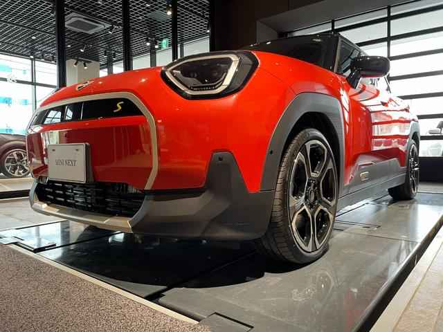 ＭＩＮＩ エースマンＳＥ　フェイバリット・トリム　認定中古車　２年保証　フェイバードトリム　ヘッドアップディスプレイ　１９インチＡＷ　Ｈａｒｍａｎ／Ｋａｒｄｏｎ　アクティブクルーズコントロール　全周囲カメラ　衝突軽減　車線逸脱　ステアリングヒーター（17枚目）