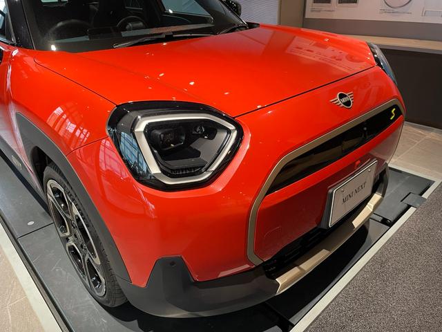 ＭＩＮＩ エースマンＳＥ　フェイバリット・トリム　認定中古車　２年保証　フェイバードトリム　ヘッドアップディスプレイ　１９インチＡＷ　Ｈａｒｍａｎ／Ｋａｒｄｏｎ　アクティブクルーズコントロール　全周囲カメラ　衝突軽減　車線逸脱　ステアリングヒーター（18枚目）