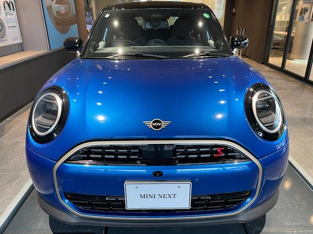 ＭＩＮＩ クーパーＳ　フェイバリット・トリム　認定中古車　２年保証　フェイバードトリム　１７インチＡＷ　Ｈａｒｍａｎ／Ｋａｒｄｏｎ　ステアリングヒーター　ヘッドアップディスプレイ　アクティブクルーズコントロール　全周囲カメラ　衝突軽減　車線逸脱（3枚目）