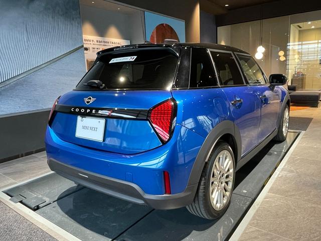 ＭＩＮＩ クーパーＳ　フェイバリット・トリム　認定中古車　２年保証　フェイバードトリム　１７インチＡＷ　Ｈａｒｍａｎ／Ｋａｒｄｏｎ　ステアリングヒーター　ヘッドアップディスプレイ　アクティブクルーズコントロール　全周囲カメラ　衝突軽減　車線逸脱（7枚目）