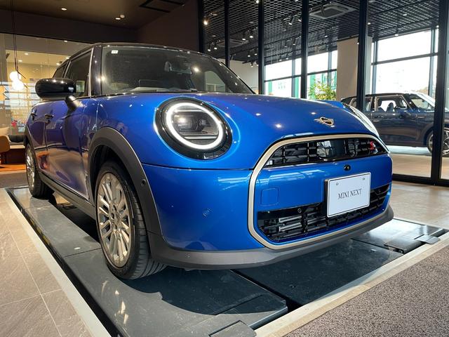 ＭＩＮＩ クーパーＳ　フェイバリット・トリム　認定中古車　２年保証　フェイバードトリム　１７インチＡＷ　Ｈａｒｍａｎ／Ｋａｒｄｏｎ　ステアリングヒーター　ヘッドアップディスプレイ　アクティブクルーズコントロール　全周囲カメラ　衝突軽減　車線逸脱（16枚目）