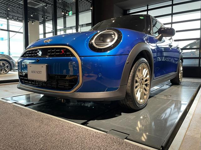 ＭＩＮＩ クーパーＳ　フェイバリット・トリム　認定中古車　２年保証　フェイバードトリム　１７インチＡＷ　Ｈａｒｍａｎ／Ｋａｒｄｏｎ　ステアリングヒーター　ヘッドアップディスプレイ　アクティブクルーズコントロール　全周囲カメラ　衝突軽減　車線逸脱（17枚目）