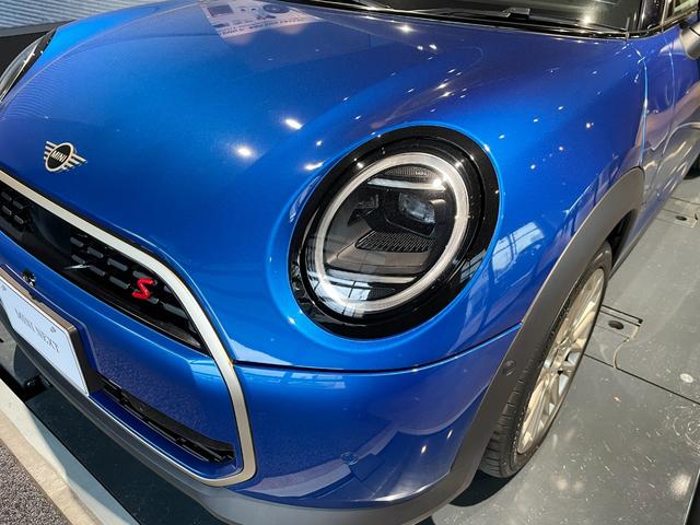 ＭＩＮＩ クーパーＳ　フェイバリット・トリム　認定中古車　２年保証　フェイバードトリム　１７インチＡＷ　Ｈａｒｍａｎ／Ｋａｒｄｏｎ　ステアリングヒーター　ヘッドアップディスプレイ　アクティブクルーズコントロール　全周囲カメラ　衝突軽減　車線逸脱（19枚目）