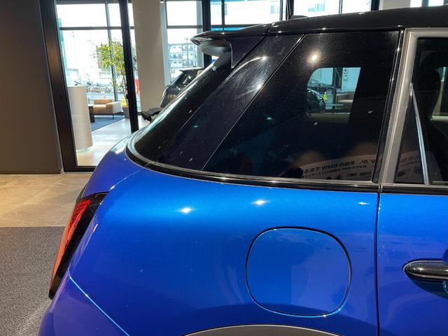 ＭＩＮＩ クーパーＳ　フェイバリット・トリム　認定中古車　２年保証　フェイバードトリム　１７インチＡＷ　Ｈａｒｍａｎ／Ｋａｒｄｏｎ　ステアリングヒーター　ヘッドアップディスプレイ　アクティブクルーズコントロール　全周囲カメラ　衝突軽減　車線逸脱（23枚目）