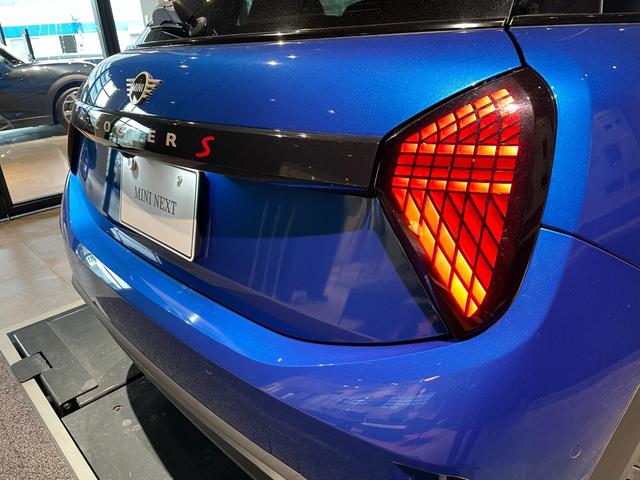 ＭＩＮＩ クーパーＳ　フェイバリット・トリム　認定中古車　２年保証　フェイバードトリム　１７インチＡＷ　Ｈａｒｍａｎ／Ｋａｒｄｏｎ　ステアリングヒーター　ヘッドアップディスプレイ　アクティブクルーズコントロール　全周囲カメラ　衝突軽減　車線逸脱（25枚目）