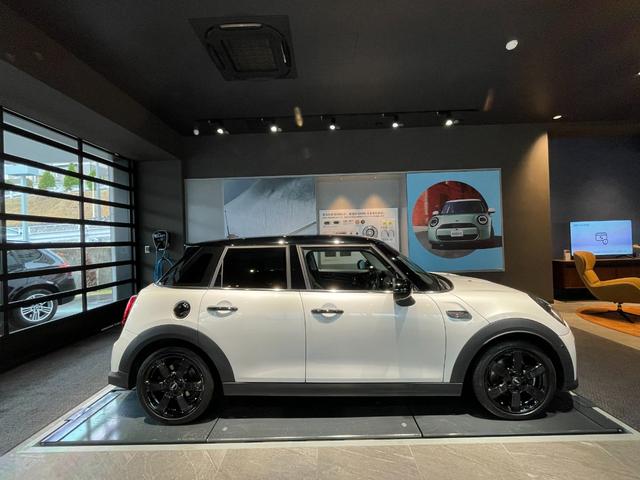 ＭＩＮＩ クーパーＳＤプレミアム＋パッケージクラシック・トリム　認定中古車　２年保証　１７インチＡＷ　アクティブクルーズコントロール　フロントシートヒーター　リヤカメラ　前後センサー　ＬＥＤヘッドライト　衝突軽減　車線逸脱　コンフォートアクセス　純正ＨＤＤナビ（6枚目）
