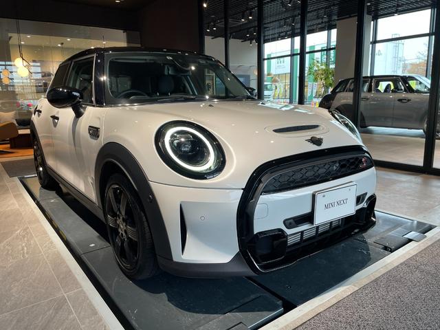 ＭＩＮＩ クーパーＳＤプレミアム＋パッケージクラシック・トリム　認定中古車　２年保証　１７インチＡＷ　アクティブクルーズコントロール　フロントシートヒーター　リヤカメラ　前後センサー　ＬＥＤヘッドライト　衝突軽減　車線逸脱　コンフォートアクセス　純正ＨＤＤナビ（17枚目）