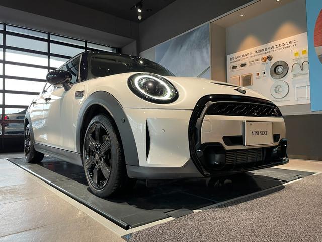 ＭＩＮＩ クーパーＳＤプレミアム＋パッケージクラシック・トリム　認定中古車　２年保証　１７インチＡＷ　アクティブクルーズコントロール　フロントシートヒーター　リヤカメラ　前後センサー　ＬＥＤヘッドライト　衝突軽減　車線逸脱　コンフォートアクセス　純正ＨＤＤナビ（18枚目）