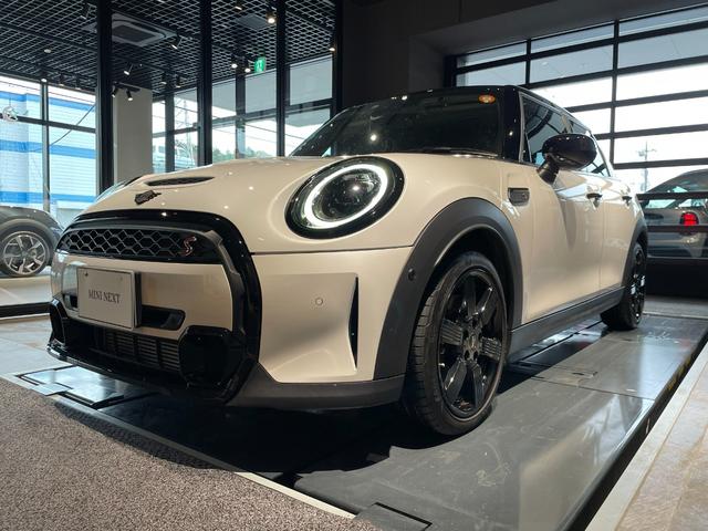 ＭＩＮＩ クーパーＳＤプレミアム＋パッケージクラシック・トリム　認定中古車　２年保証　１７インチＡＷ　アクティブクルーズコントロール　フロントシートヒーター　リヤカメラ　前後センサー　ＬＥＤヘッドライト　衝突軽減　車線逸脱　コンフォートアクセス　純正ＨＤＤナビ（21枚目）