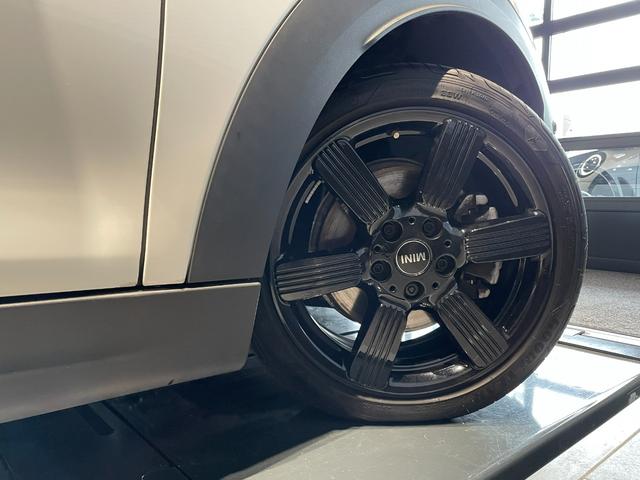 ＭＩＮＩ クーパーＳＤプレミアム＋パッケージクラシック・トリム　認定中古車　２年保証　１７インチＡＷ　アクティブクルーズコントロール　フロントシートヒーター　リヤカメラ　前後センサー　ＬＥＤヘッドライト　衝突軽減　車線逸脱　コンフォートアクセス　純正ＨＤＤナビ（23枚目）