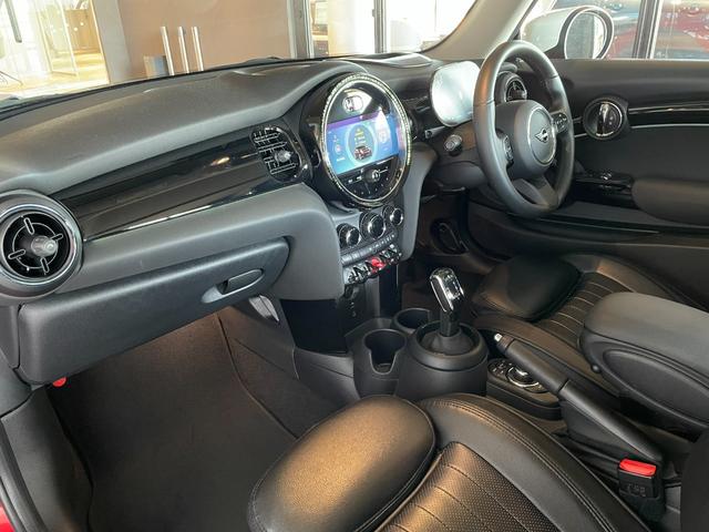 ＭＩＮＩ クーパー　プレミアムプラスパッケージクラシックトリム　認定中古車　２年保証　１６インチＡＷ　ナビ非装着　スポーツシート　社外レザーシートカバー　フロントシートヒーター　クルーズコントロール　リヤカメラ　前後センサー　衝突軽減　ＬＥＤヘッドライト（3枚目）