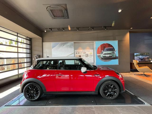 ＭＩＮＩ クーパー　プレミアムプラスパッケージクラシックトリム　認定中古車　２年保証　１６インチＡＷ　ナビ非装着　スポーツシート　社外レザーシートカバー　フロントシートヒーター　クルーズコントロール　リヤカメラ　前後センサー　衝突軽減　ＬＥＤヘッドライト（5枚目）
