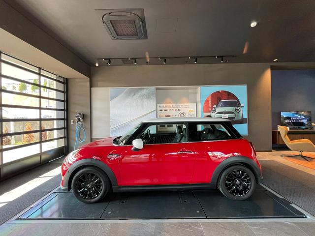 ＭＩＮＩ クーパー　プレミアムプラスパッケージクラシックトリム　認定中古車　２年保証　１６インチＡＷ　ナビ非装着　スポーツシート　社外レザーシートカバー　フロントシートヒーター　クルーズコントロール　リヤカメラ　前後センサー　衝突軽減　ＬＥＤヘッドライト（6枚目）