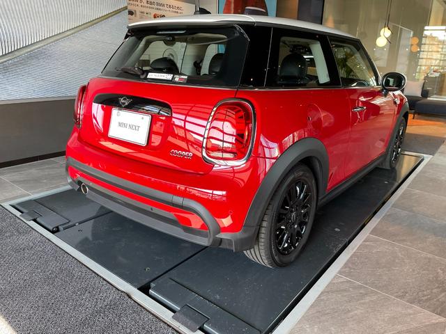 ＭＩＮＩ クーパー　プレミアムプラスパッケージクラシックトリム　認定中古車　２年保証　１６インチＡＷ　ナビ非装着　スポーツシート　社外レザーシートカバー　フロントシートヒーター　クルーズコントロール　リヤカメラ　前後センサー　衝突軽減　ＬＥＤヘッドライト（8枚目）