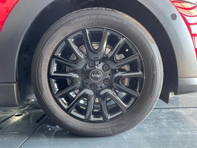 ＭＩＮＩ クーパー　プレミアムプラスパッケージクラシックトリム　認定中古車　２年保証　１６インチＡＷ　ナビ非装着　スポーツシート　社外レザーシートカバー　フロントシートヒーター　クルーズコントロール　リヤカメラ　前後センサー　衝突軽減　ＬＥＤヘッドライト（9枚目）