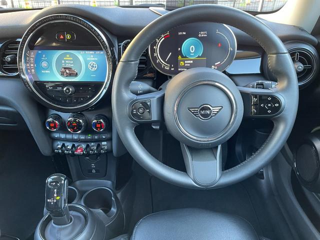 ＭＩＮＩ クーパー　プレミアムプラスパッケージクラシックトリム　認定中古車　２年保証　１６インチＡＷ　ナビ非装着　スポーツシート　社外レザーシートカバー　フロントシートヒーター　クルーズコントロール　リヤカメラ　前後センサー　衝突軽減　ＬＥＤヘッドライト（10枚目）