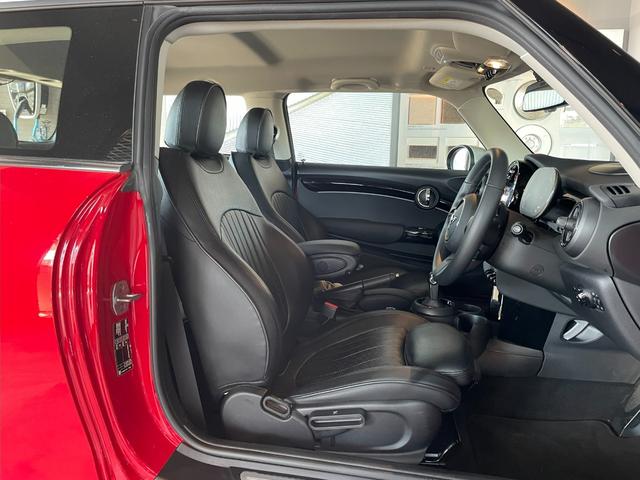 ＭＩＮＩ クーパー　プレミアムプラスパッケージクラシックトリム　認定中古車　２年保証　１６インチＡＷ　ナビ非装着　スポーツシート　社外レザーシートカバー　フロントシートヒーター　クルーズコントロール　リヤカメラ　前後センサー　衝突軽減　ＬＥＤヘッドライト（11枚目）