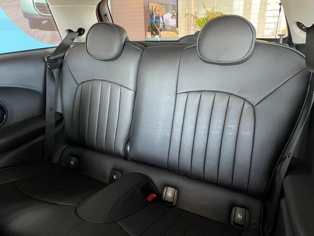 ＭＩＮＩ クーパー　プレミアムプラスパッケージクラシックトリム　認定中古車　２年保証　１６インチＡＷ　ナビ非装着　スポーツシート　社外レザーシートカバー　フロントシートヒーター　クルーズコントロール　リヤカメラ　前後センサー　衝突軽減　ＬＥＤヘッドライト（14枚目）