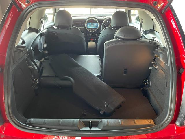 ＭＩＮＩ クーパー　プレミアムプラスパッケージクラシックトリム　認定中古車　２年保証　１６インチＡＷ　ナビ非装着　スポーツシート　社外レザーシートカバー　フロントシートヒーター　クルーズコントロール　リヤカメラ　前後センサー　衝突軽減　ＬＥＤヘッドライト（16枚目）