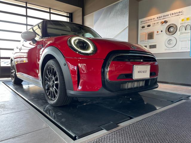 ＭＩＮＩ クーパー　プレミアムプラスパッケージクラシックトリム　認定中古車　２年保証　１６インチＡＷ　ナビ非装着　スポーツシート　社外レザーシートカバー　フロントシートヒーター　クルーズコントロール　リヤカメラ　前後センサー　衝突軽減　ＬＥＤヘッドライト（17枚目）