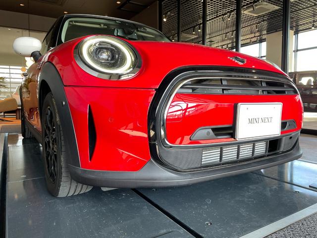 ＭＩＮＩ クーパー　プレミアムプラスパッケージクラシックトリム　認定中古車　２年保証　１６インチＡＷ　ナビ非装着　スポーツシート　社外レザーシートカバー　フロントシートヒーター　クルーズコントロール　リヤカメラ　前後センサー　衝突軽減　ＬＥＤヘッドライト（18枚目）
