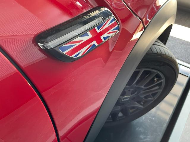 ＭＩＮＩ クーパー　プレミアムプラスパッケージクラシックトリム　認定中古車　２年保証　１６インチＡＷ　ナビ非装着　スポーツシート　社外レザーシートカバー　フロントシートヒーター　クルーズコントロール　リヤカメラ　前後センサー　衝突軽減　ＬＥＤヘッドライト（21枚目）