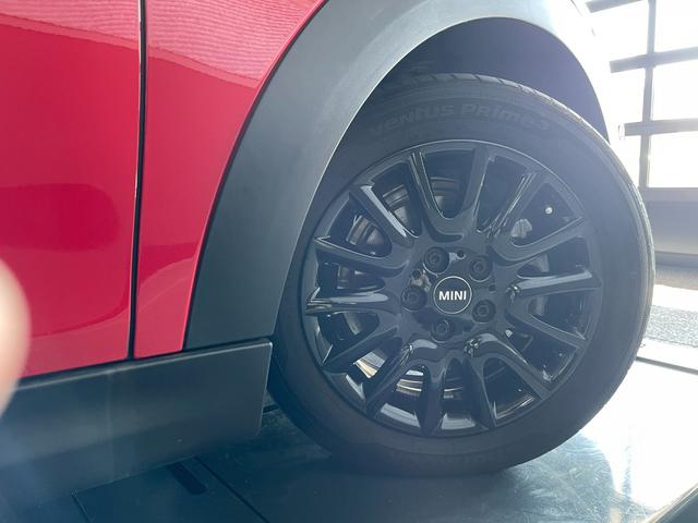 ＭＩＮＩ クーパー　プレミアムプラスパッケージクラシックトリム　認定中古車　２年保証　１６インチＡＷ　ナビ非装着　スポーツシート　社外レザーシートカバー　フロントシートヒーター　クルーズコントロール　リヤカメラ　前後センサー　衝突軽減　ＬＥＤヘッドライト（22枚目）